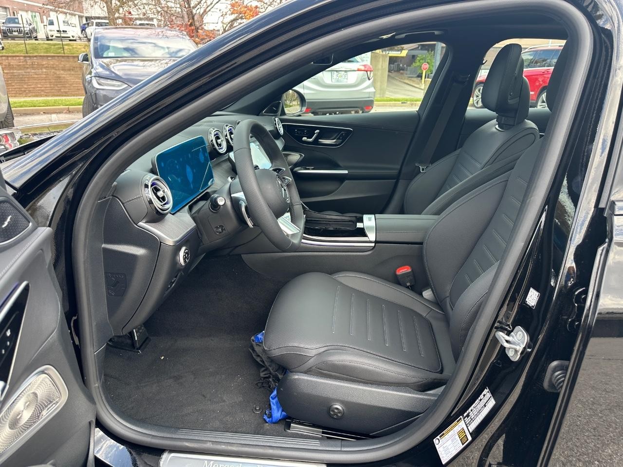 Mercedes-Benz C-Class Vehicle Full-screen Gallery Image 21