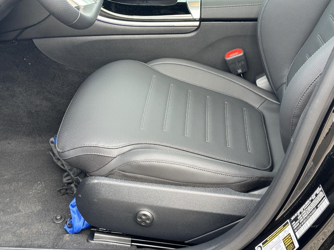 Mercedes-Benz C-Class Vehicle Full-screen Gallery Image 22