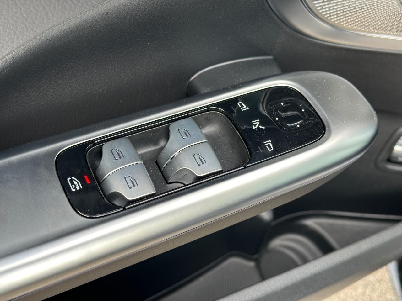 Mercedes-Benz C-Class Vehicle Full-screen Gallery Image 23