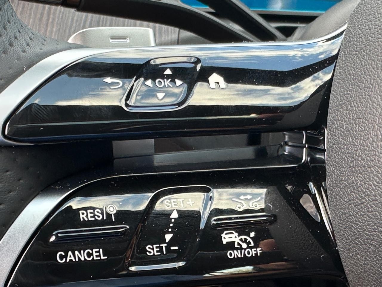 Mercedes-Benz C-Class Vehicle Full-screen Gallery Image 25