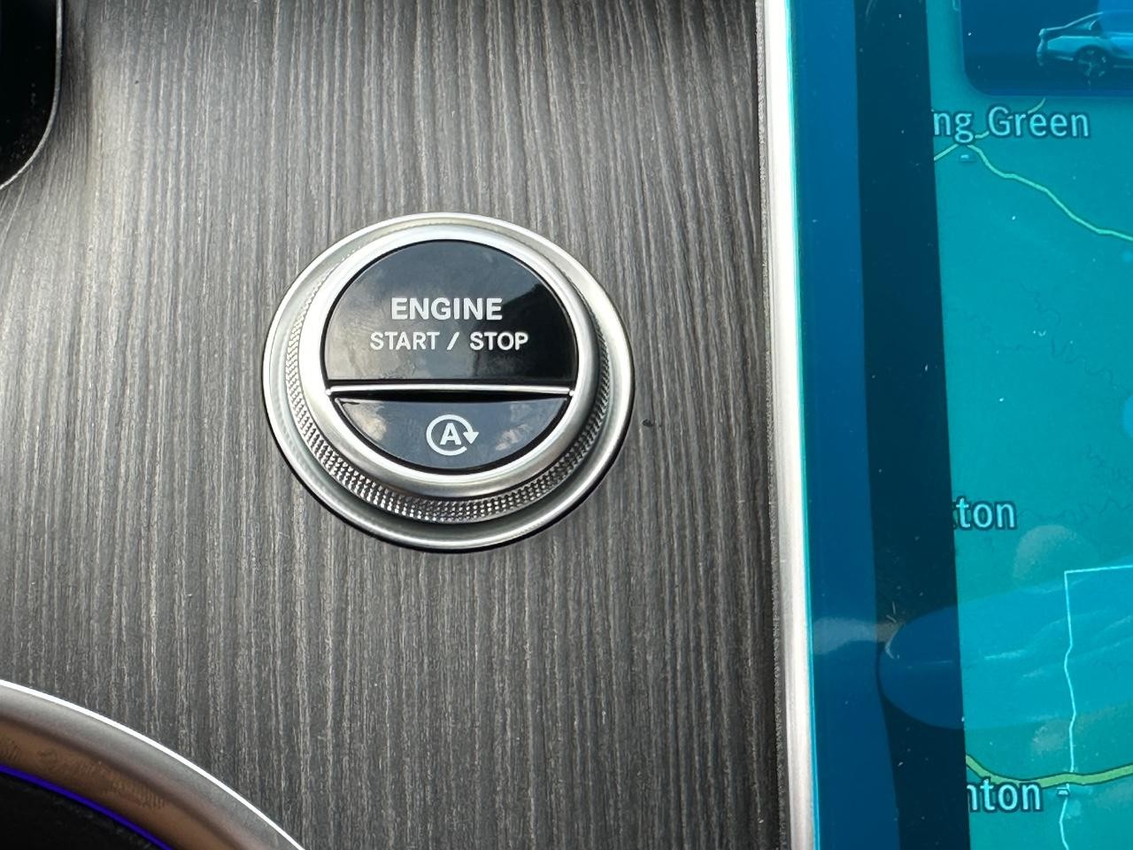 Mercedes-Benz C-Class Vehicle Full-screen Gallery Image 28