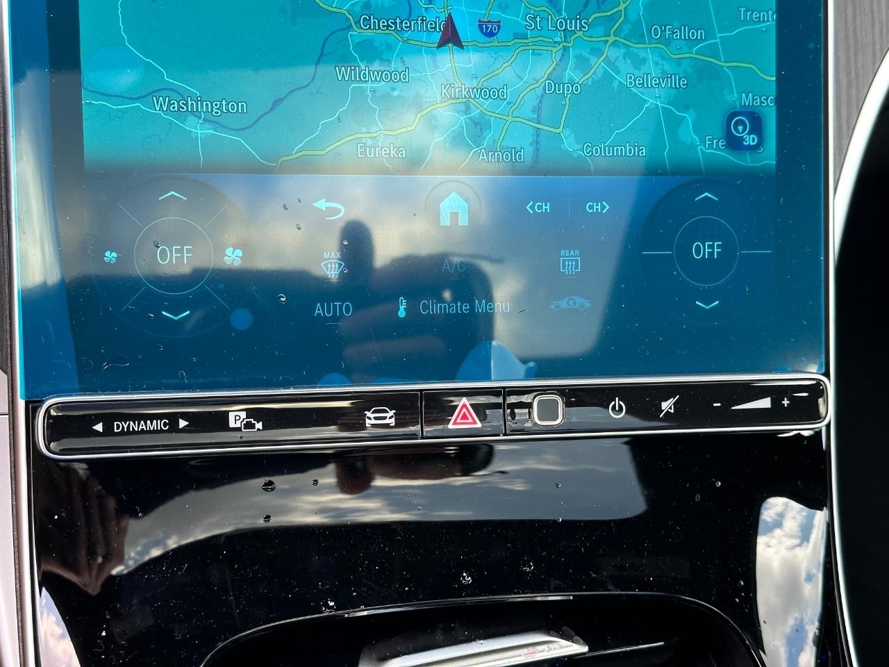 Mercedes-Benz C-Class Vehicle Full-screen Gallery Image 30