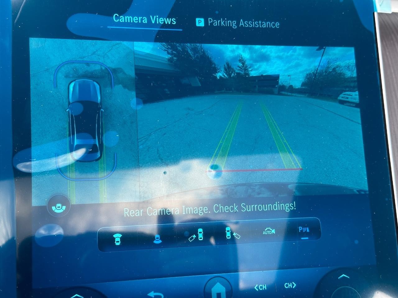 Mercedes-Benz C-Class Vehicle Full-screen Gallery Image 31