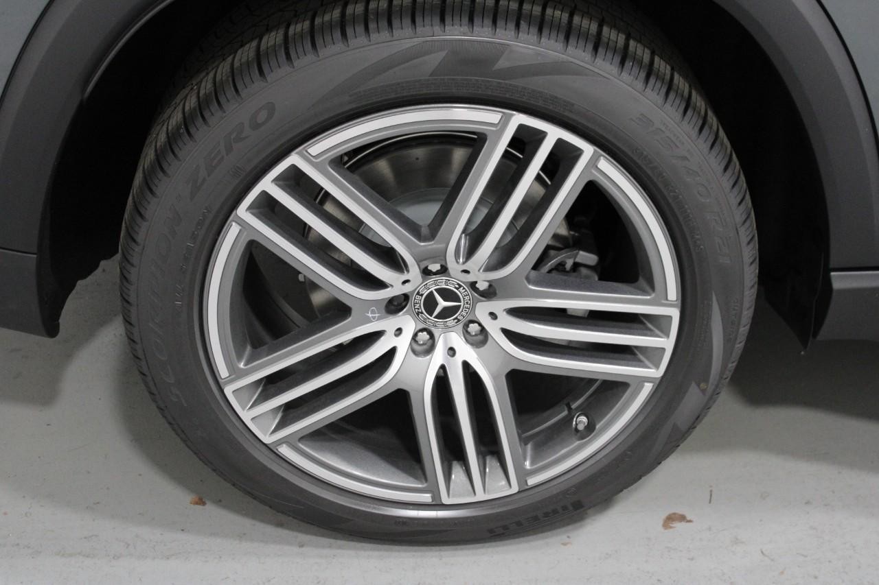 Mercedes-Benz GLS Vehicle Full-screen Gallery Image 5