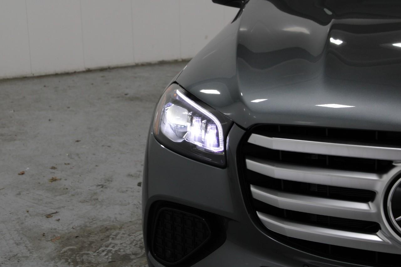 Mercedes-Benz GLS Vehicle Full-screen Gallery Image 8