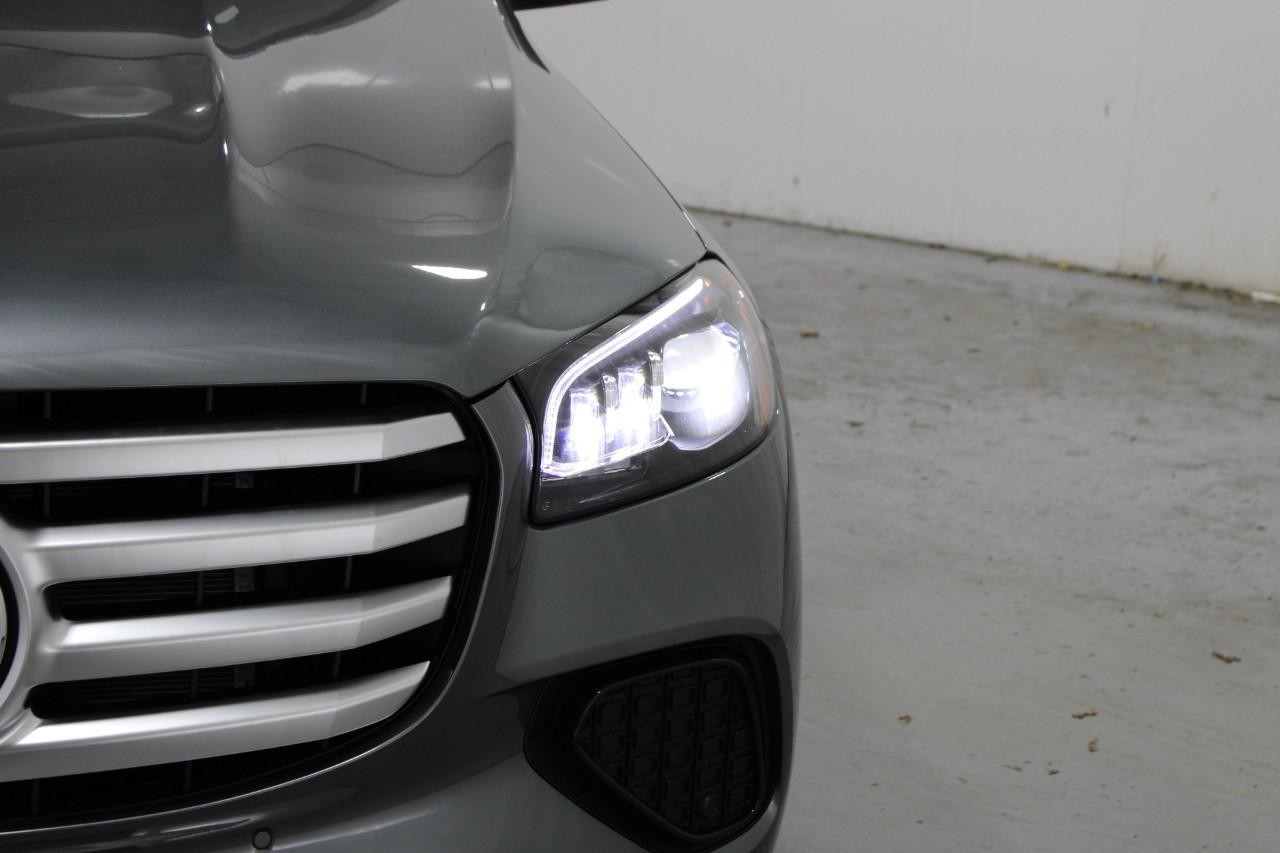 Mercedes-Benz GLS Vehicle Full-screen Gallery Image 9