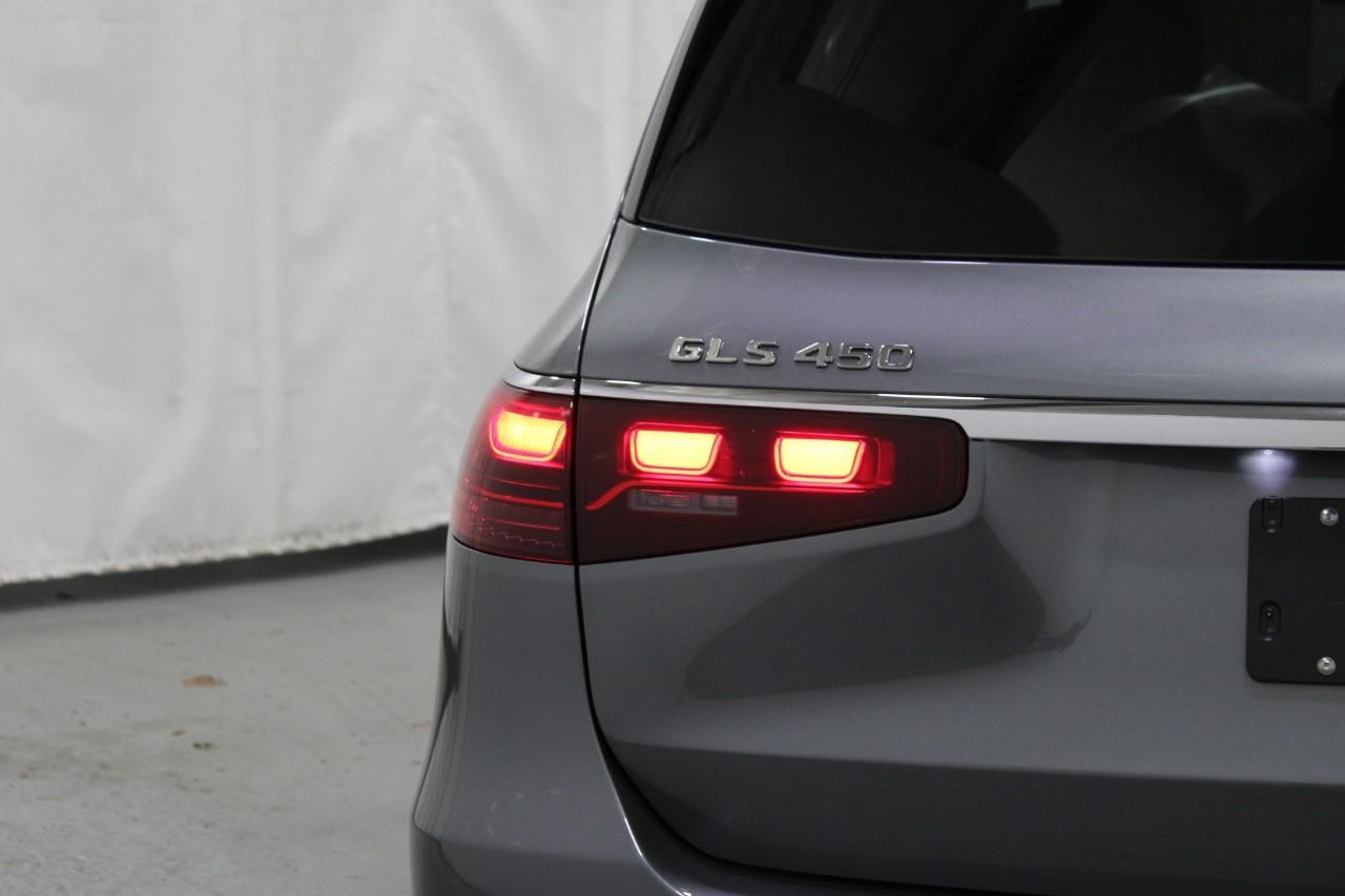 Mercedes-Benz GLS Vehicle Full-screen Gallery Image 11