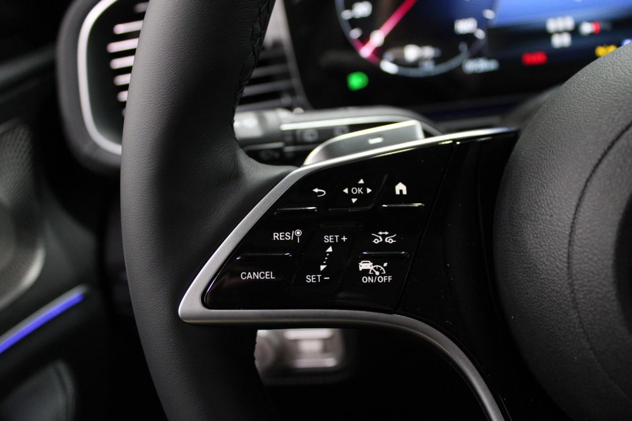 Mercedes-Benz GLS Vehicle Full-screen Gallery Image 23