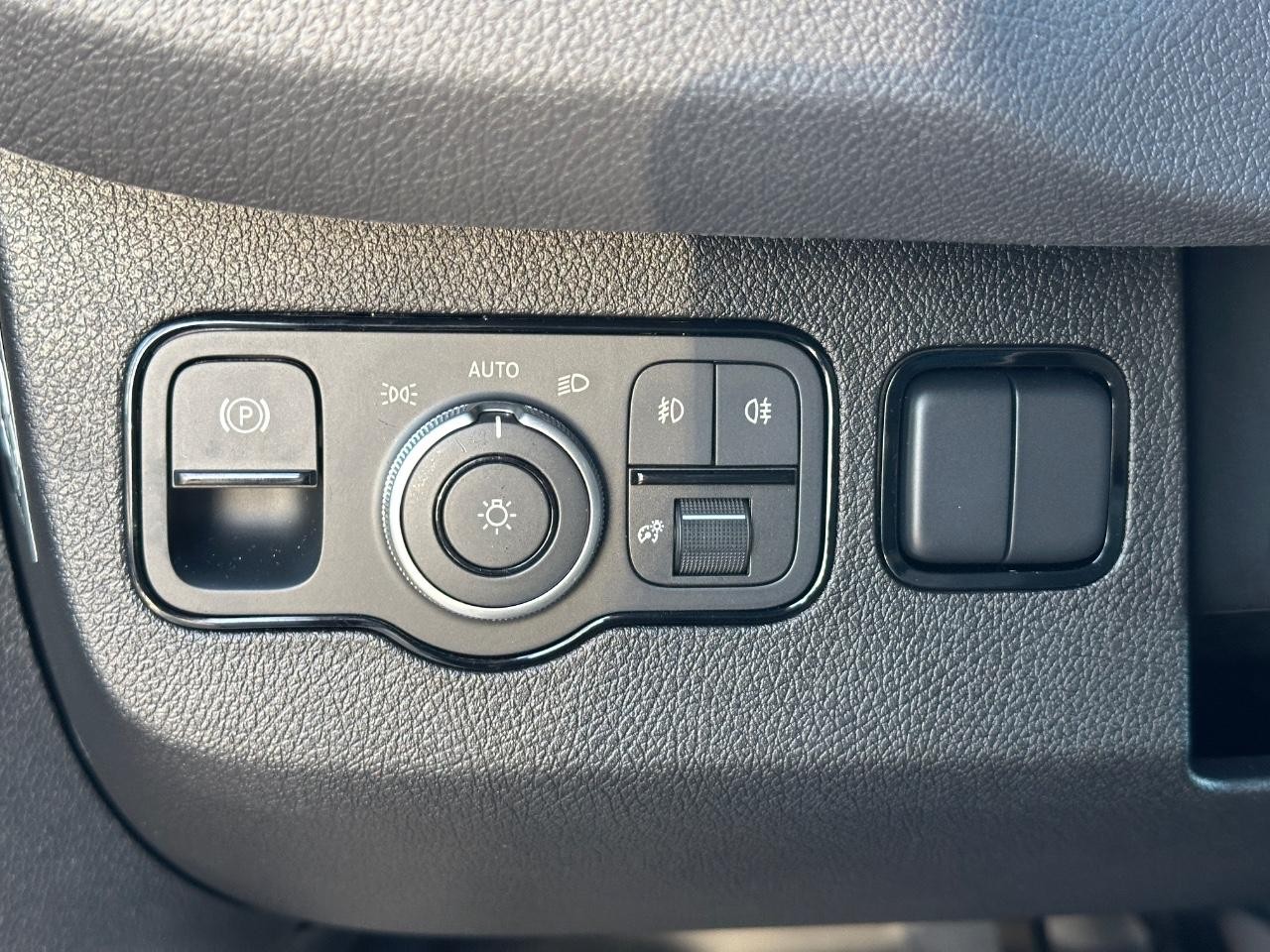 Mercedes-Benz Sprinter Cargo Van Vehicle Full-screen Gallery Image 29