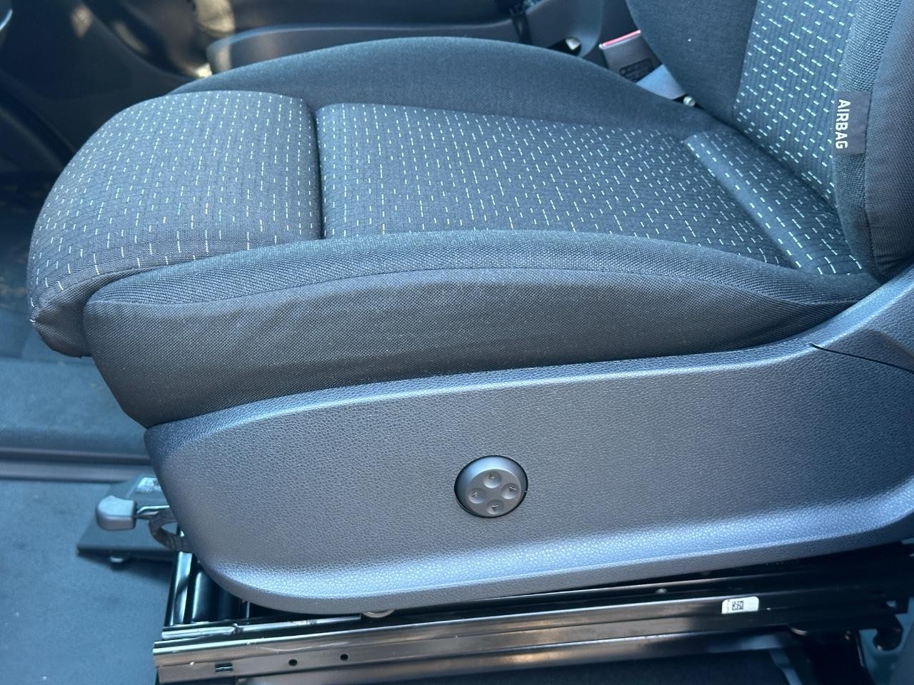 Mercedes-Benz Sprinter Cargo Van Vehicle Full-screen Gallery Image 33