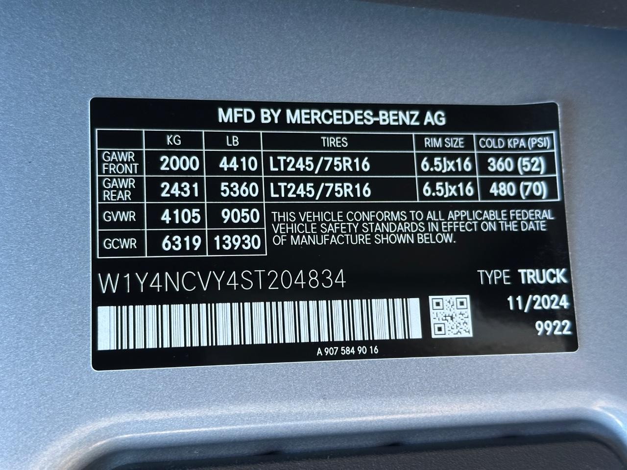 Mercedes-Benz Sprinter Cargo Van Vehicle Full-screen Gallery Image 35