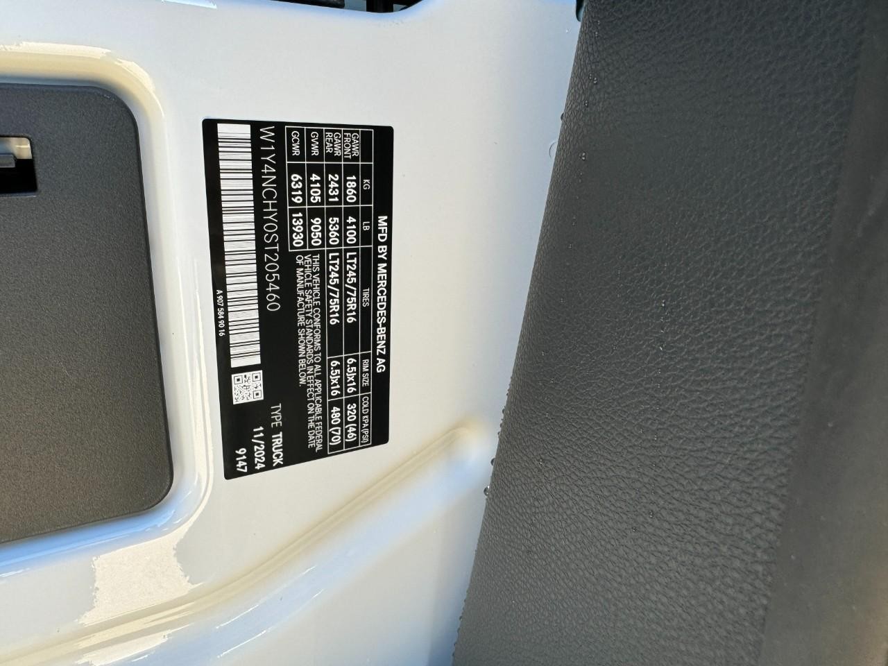 Mercedes-Benz Sprinter Cargo Van Vehicle Full-screen Gallery Image 31