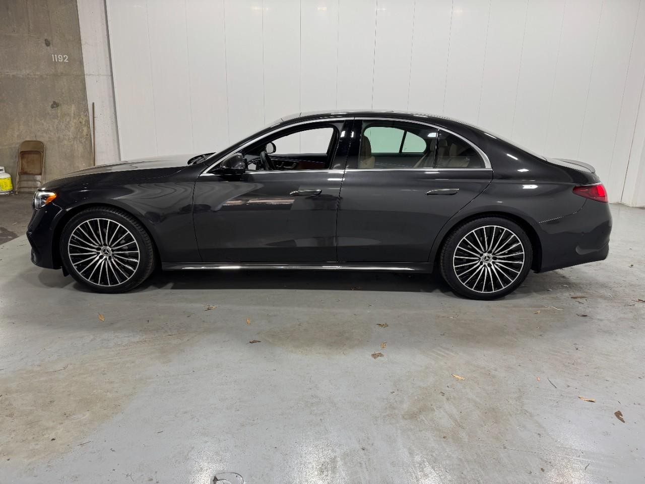 Mercedes-Benz E-Class Vehicle Full-screen Gallery Image 2