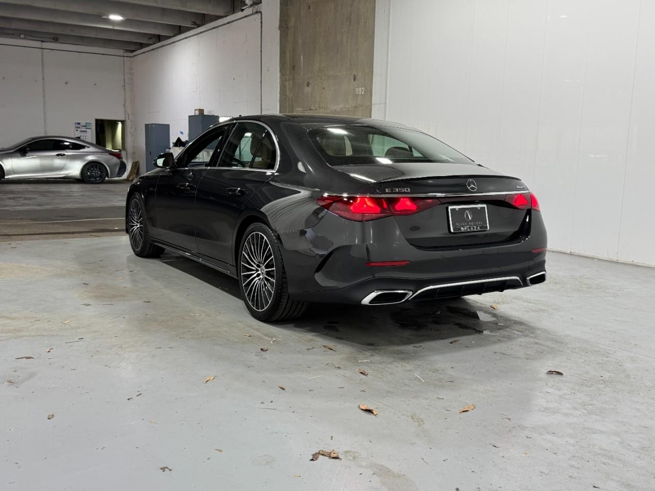 Mercedes-Benz E-Class Vehicle Full-screen Gallery Image 3