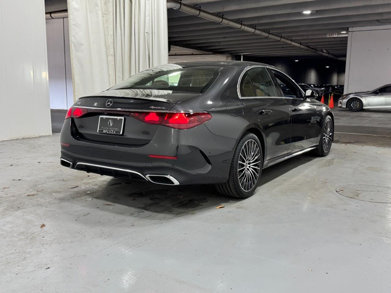 Mercedes-Benz E-Class Vehicle Full-screen Gallery Image 4