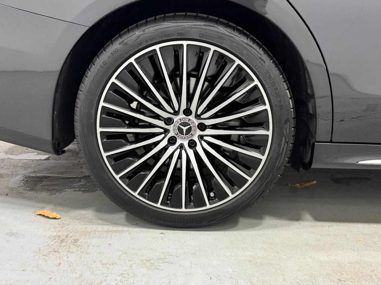 Mercedes-Benz E-Class Vehicle Full-screen Gallery Image 5