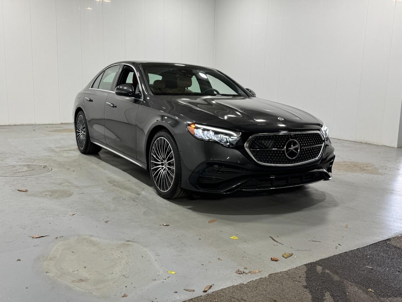 Mercedes-Benz E-Class Vehicle Full-screen Gallery Image 6