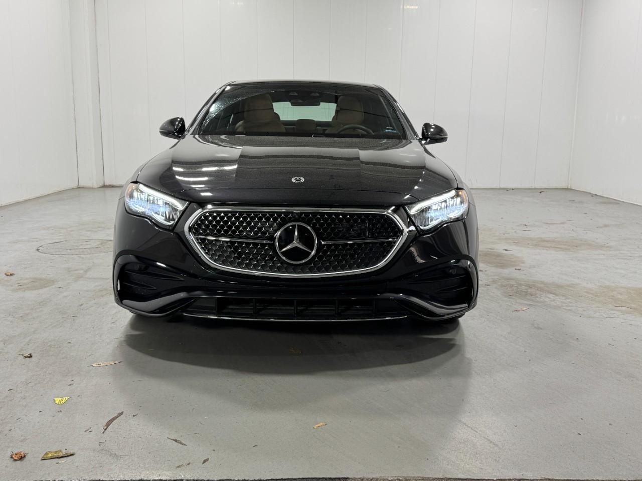 Mercedes-Benz E-Class Vehicle Full-screen Gallery Image 7