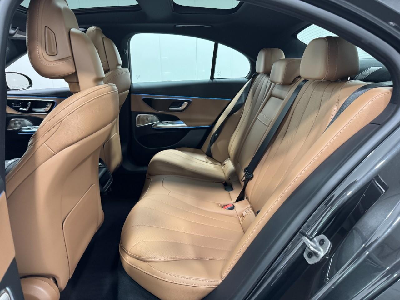 Mercedes-Benz E-Class Vehicle Full-screen Gallery Image 8