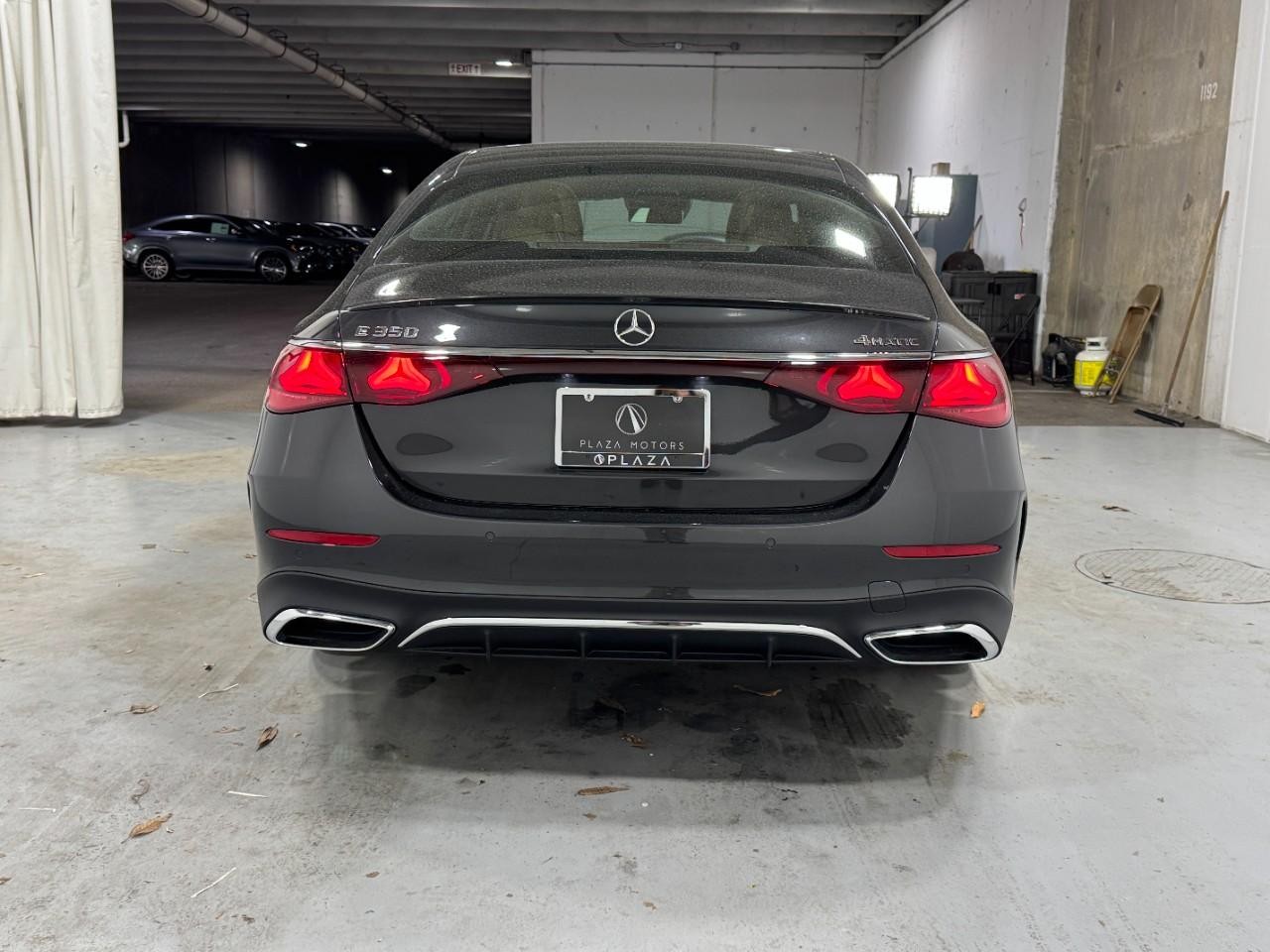 Mercedes-Benz E-Class Vehicle Full-screen Gallery Image 9