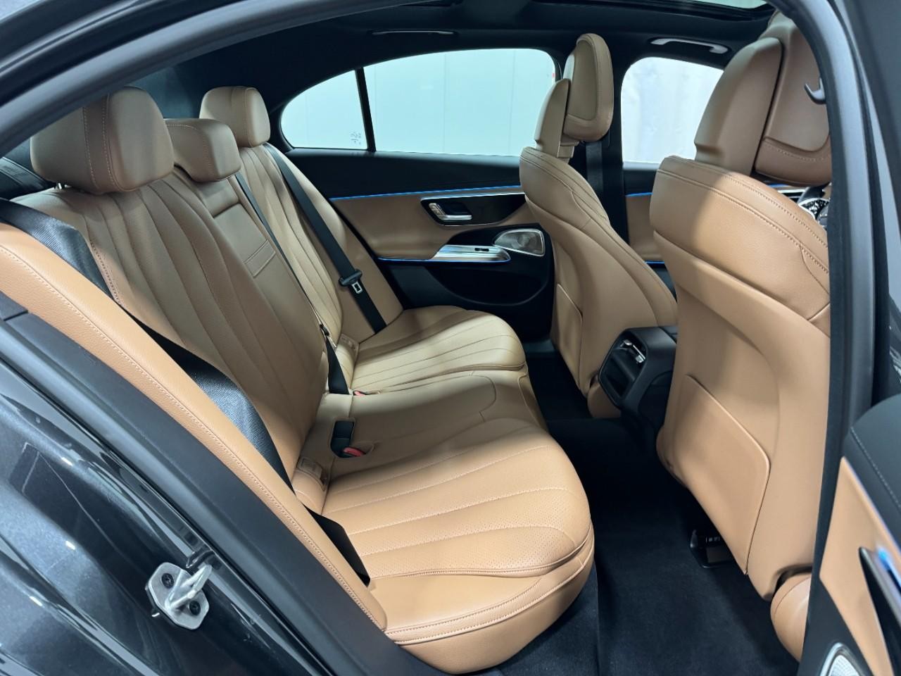 Mercedes-Benz E-Class Vehicle Full-screen Gallery Image 10