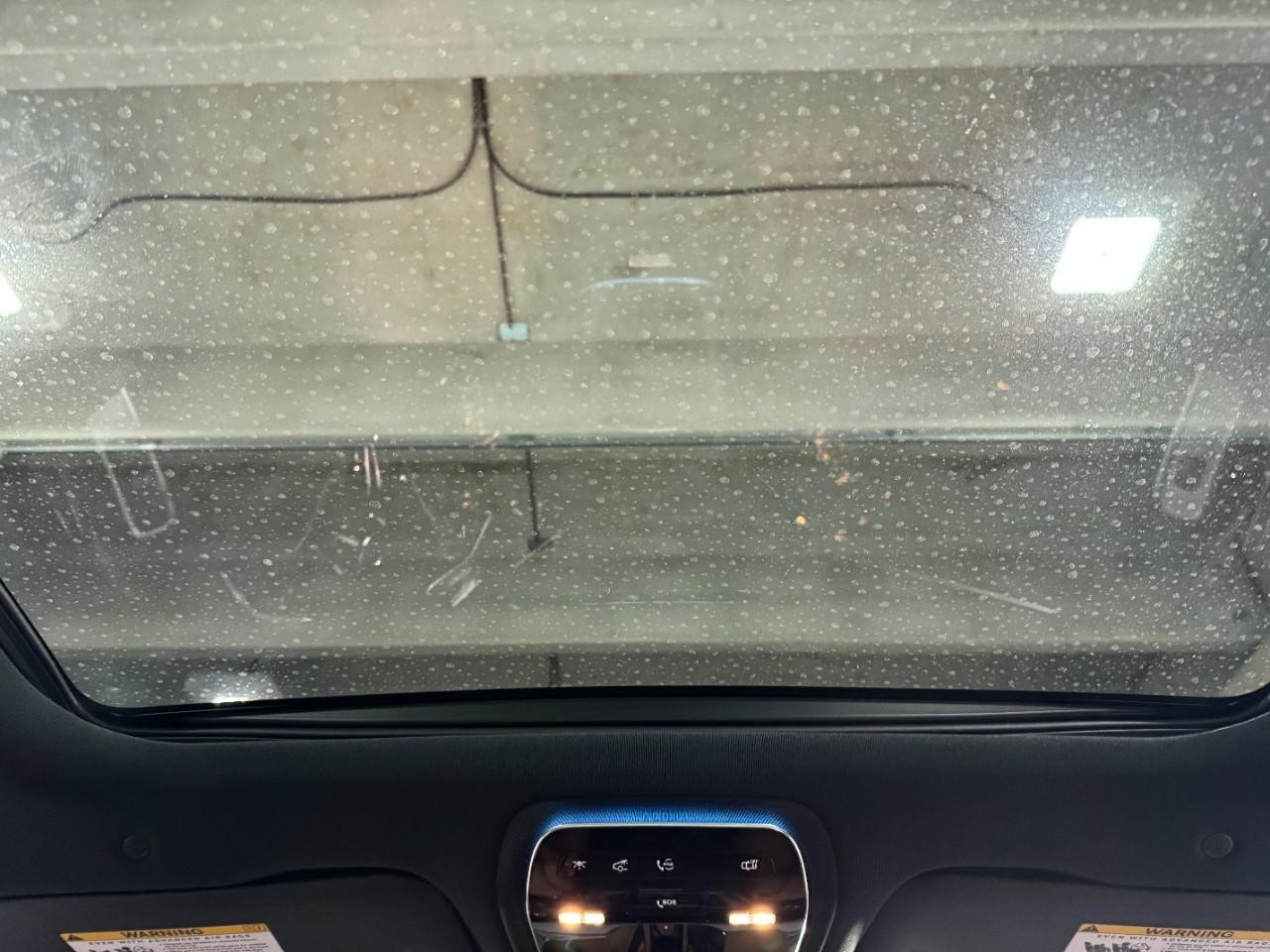 Mercedes-Benz E-Class Vehicle Full-screen Gallery Image 11