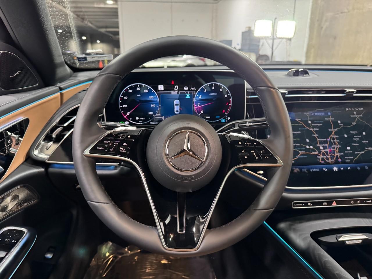 Mercedes-Benz E-Class Vehicle Full-screen Gallery Image 13