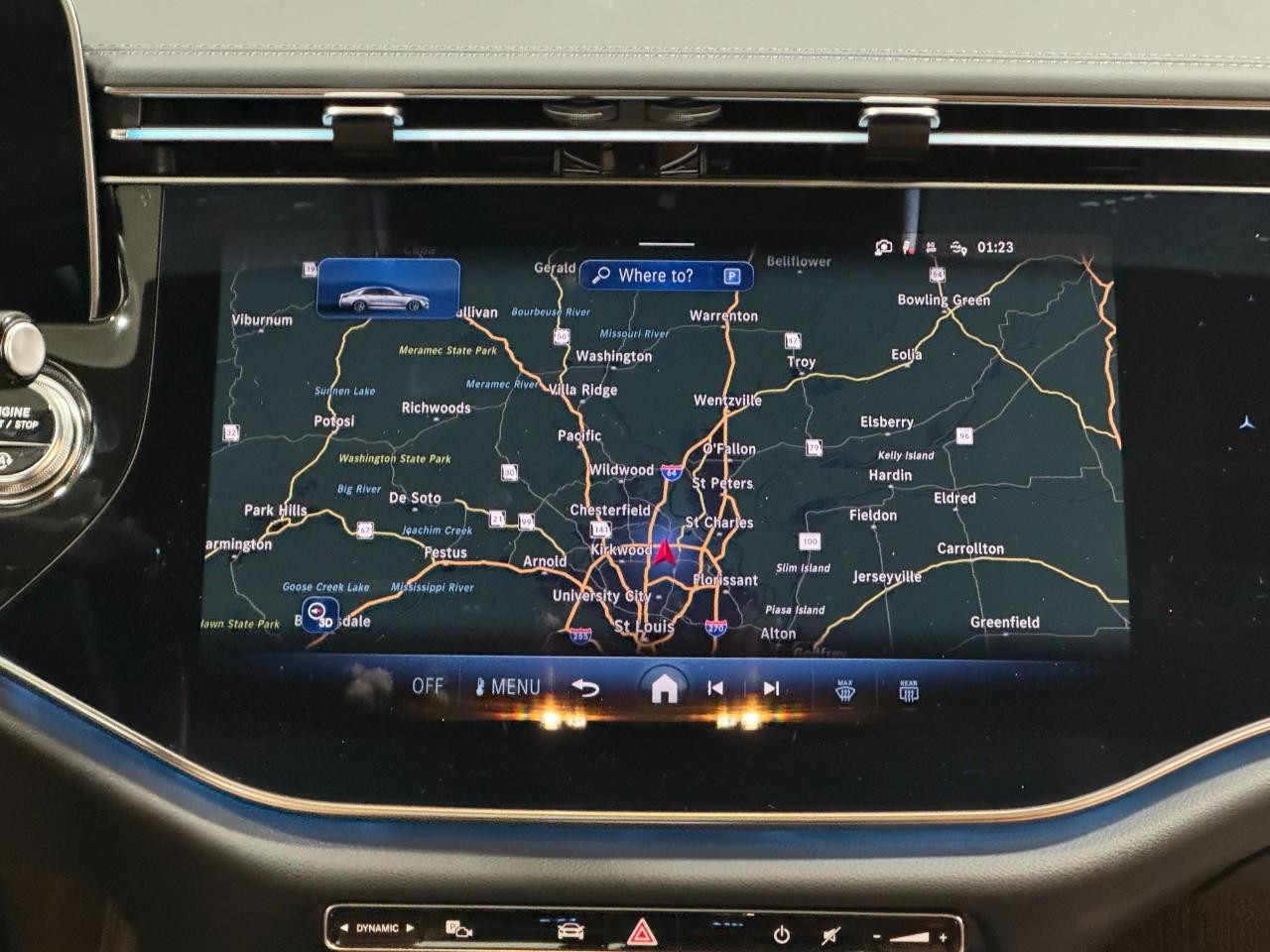 Mercedes-Benz E-Class Vehicle Full-screen Gallery Image 14