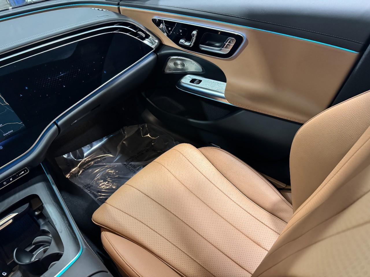 Mercedes-Benz E-Class Vehicle Full-screen Gallery Image 15