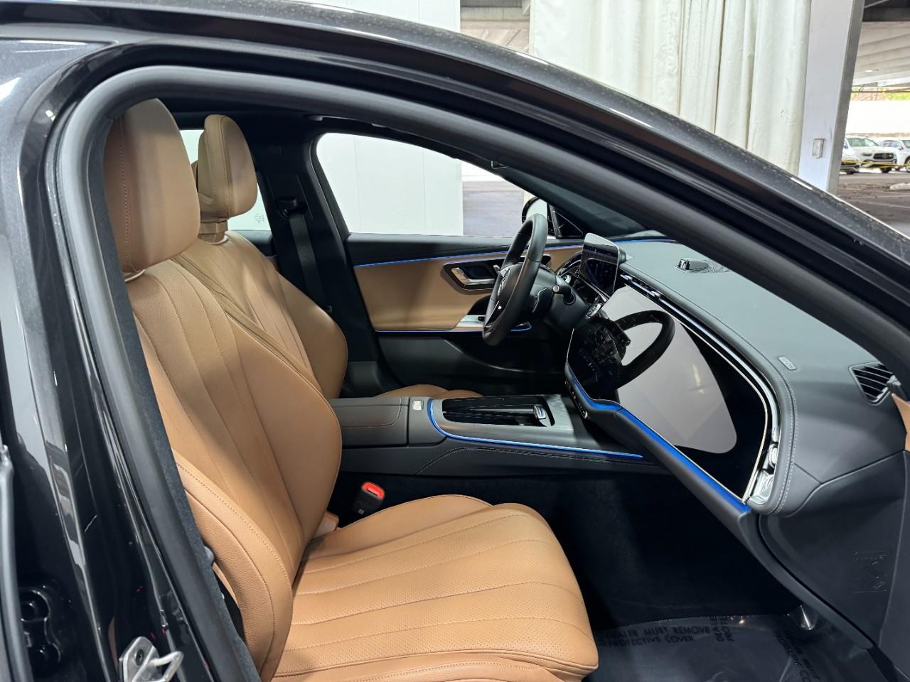 Mercedes-Benz E-Class Vehicle Full-screen Gallery Image 16