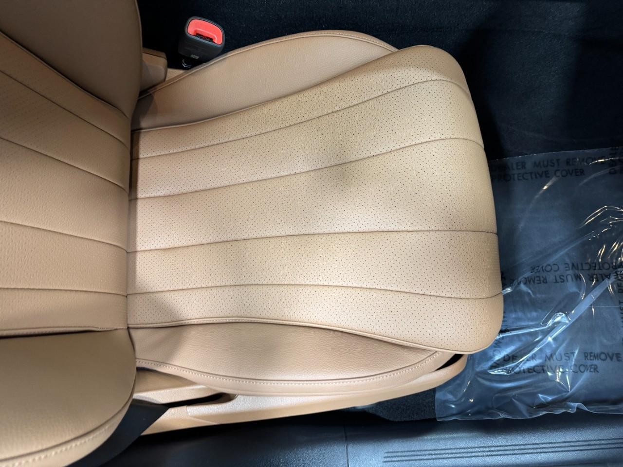 Mercedes-Benz E-Class Vehicle Full-screen Gallery Image 17