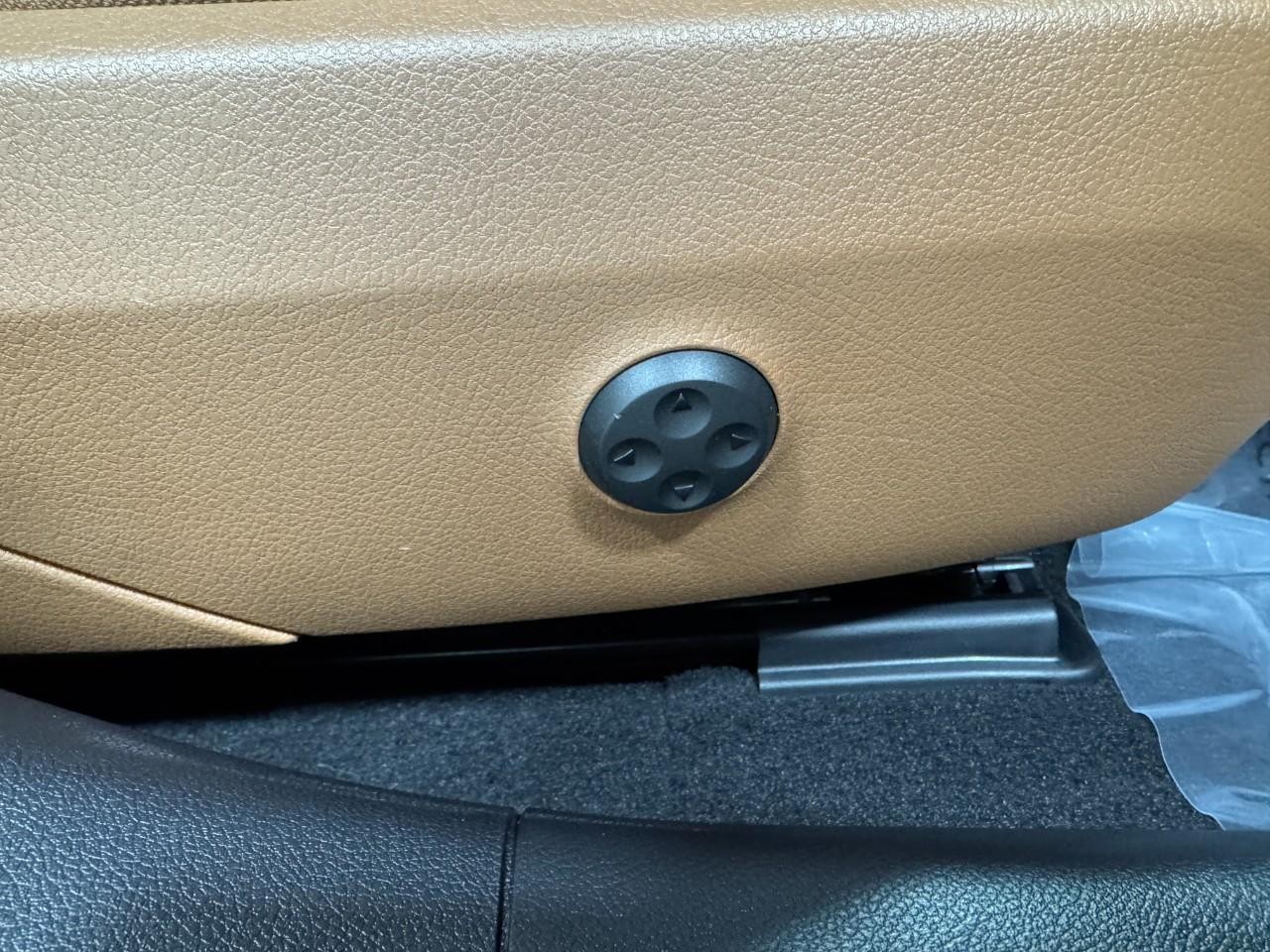 Mercedes-Benz E-Class Vehicle Full-screen Gallery Image 18