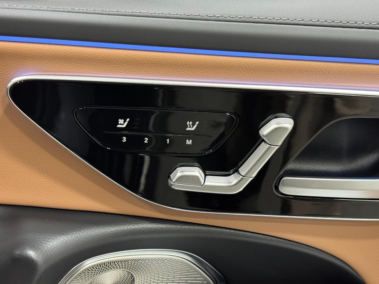 Mercedes-Benz E-Class Vehicle Full-screen Gallery Image 19