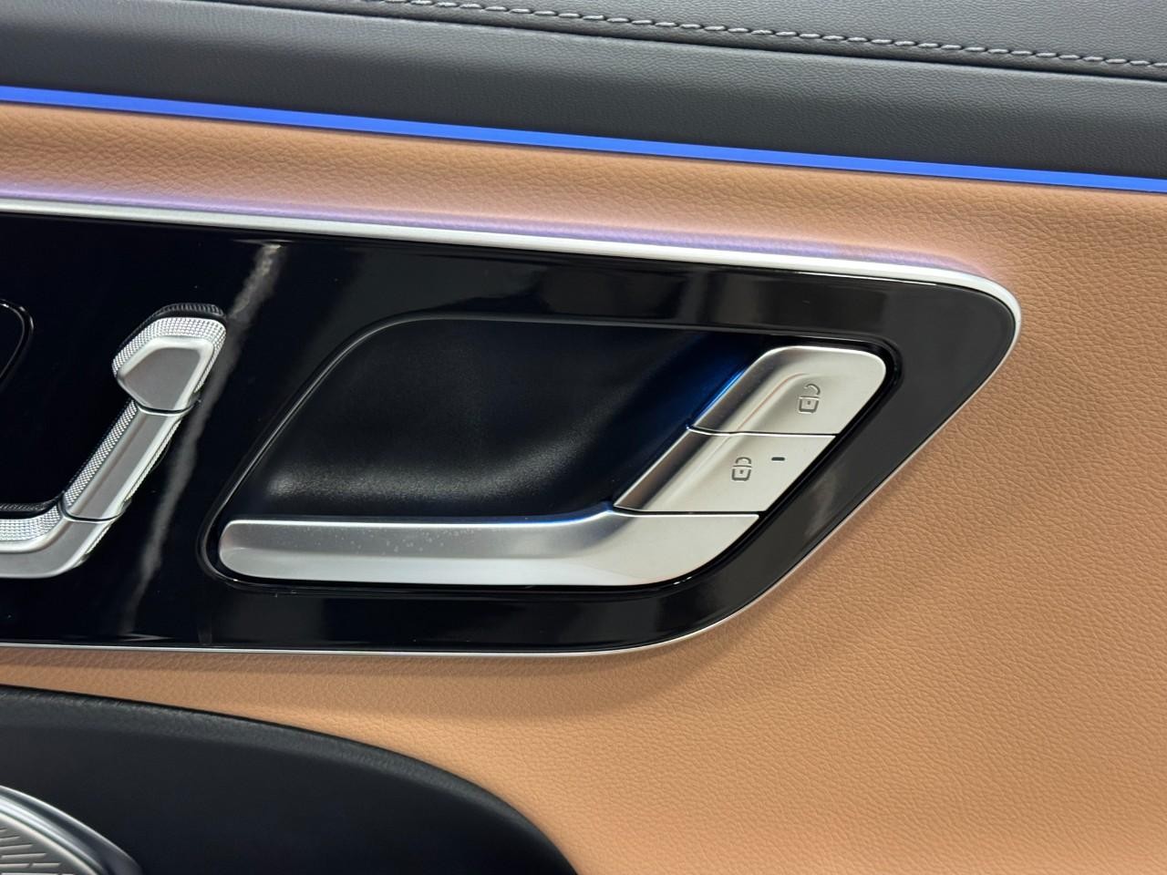 Mercedes-Benz E-Class Vehicle Full-screen Gallery Image 20