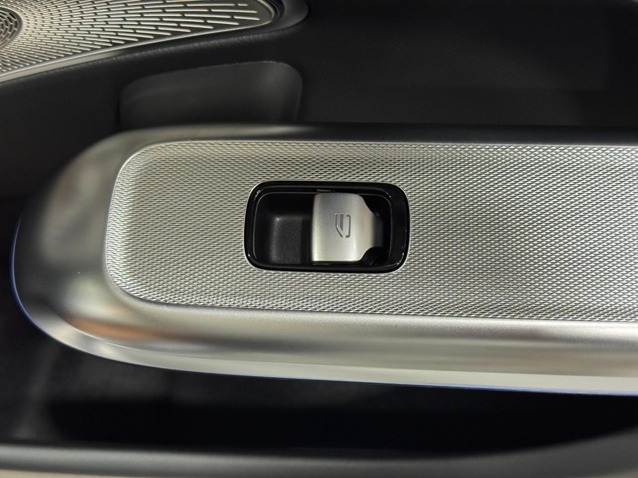 Mercedes-Benz E-Class Vehicle Full-screen Gallery Image 21