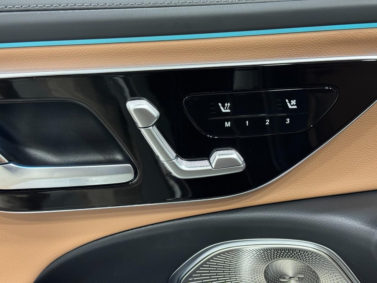 Mercedes-Benz E-Class Vehicle Full-screen Gallery Image 22