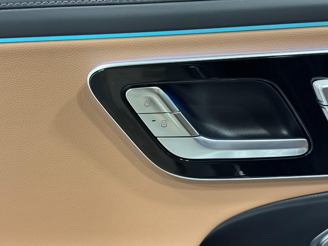 Mercedes-Benz E-Class Vehicle Full-screen Gallery Image 23