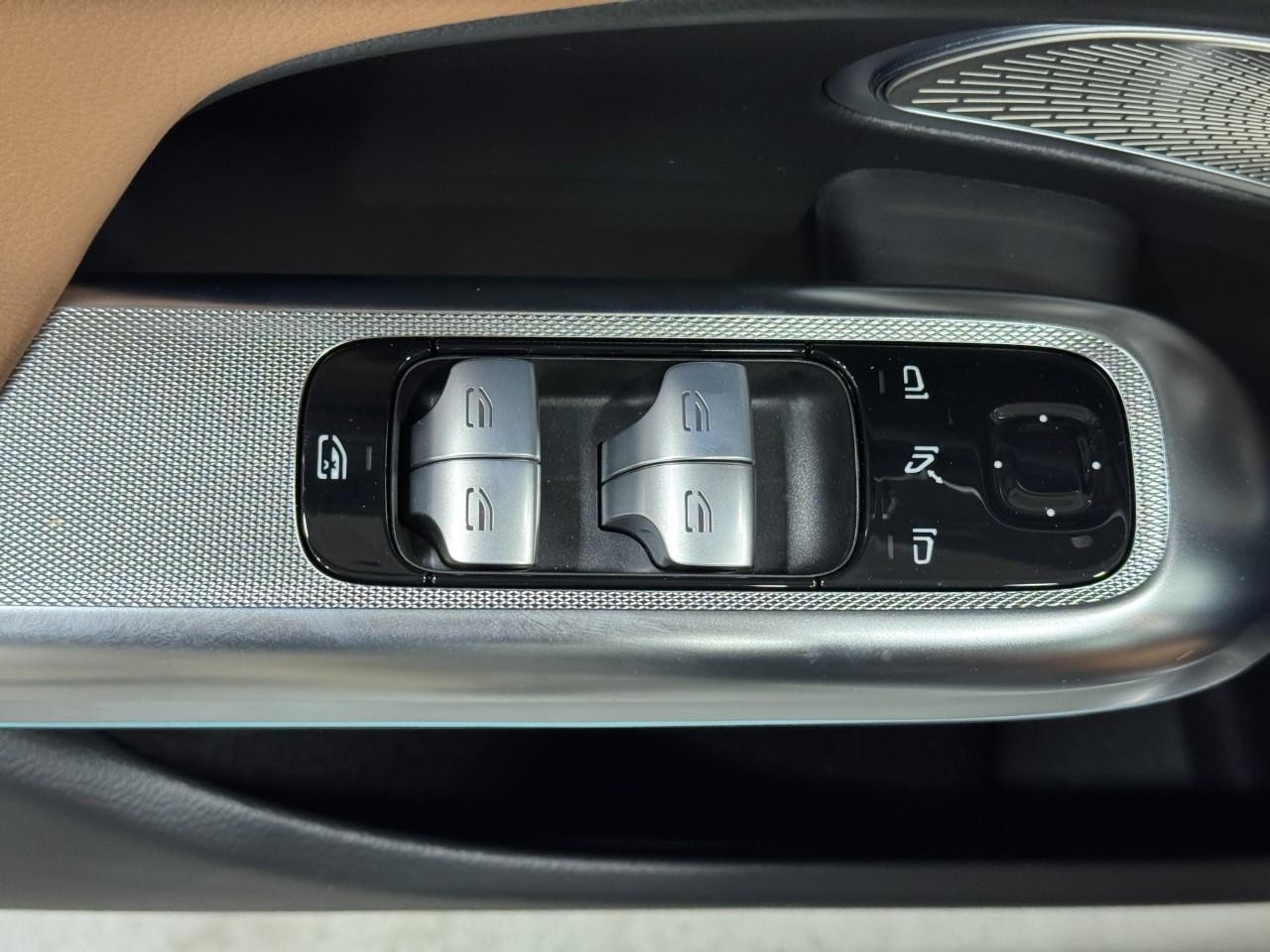 Mercedes-Benz E-Class Vehicle Full-screen Gallery Image 24