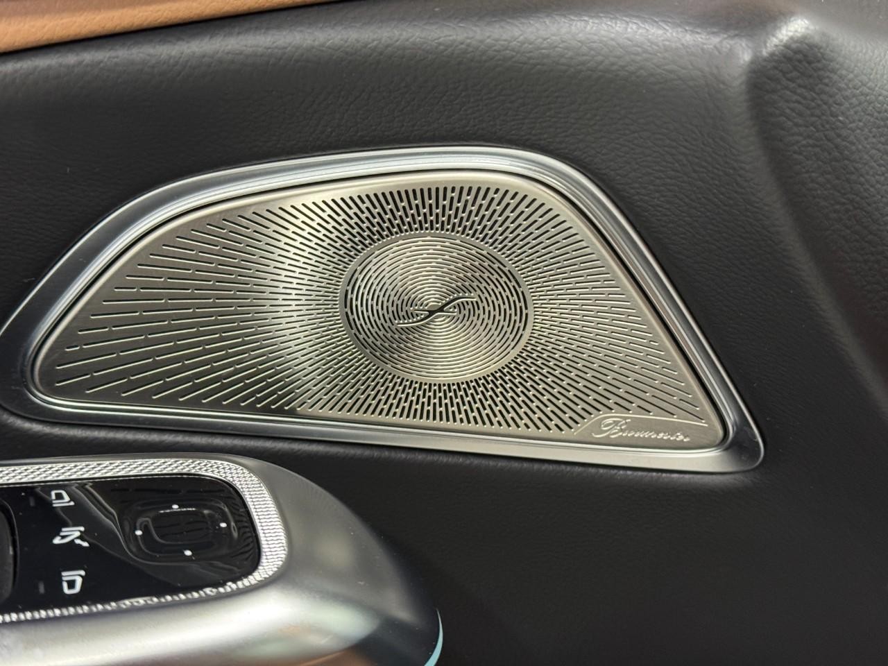 Mercedes-Benz E-Class Vehicle Full-screen Gallery Image 25