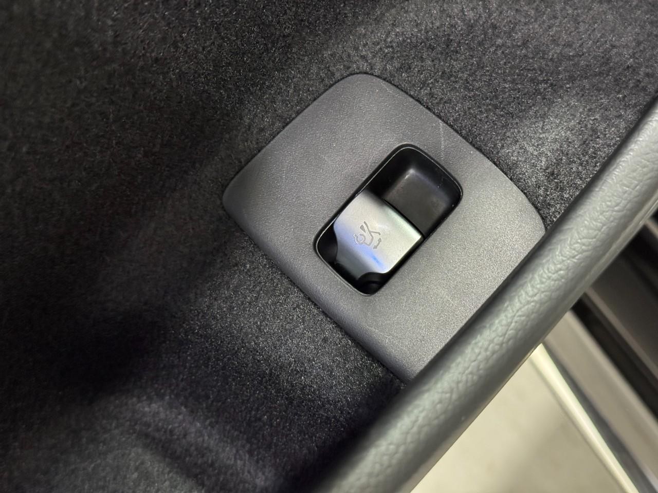 Mercedes-Benz E-Class Vehicle Full-screen Gallery Image 26