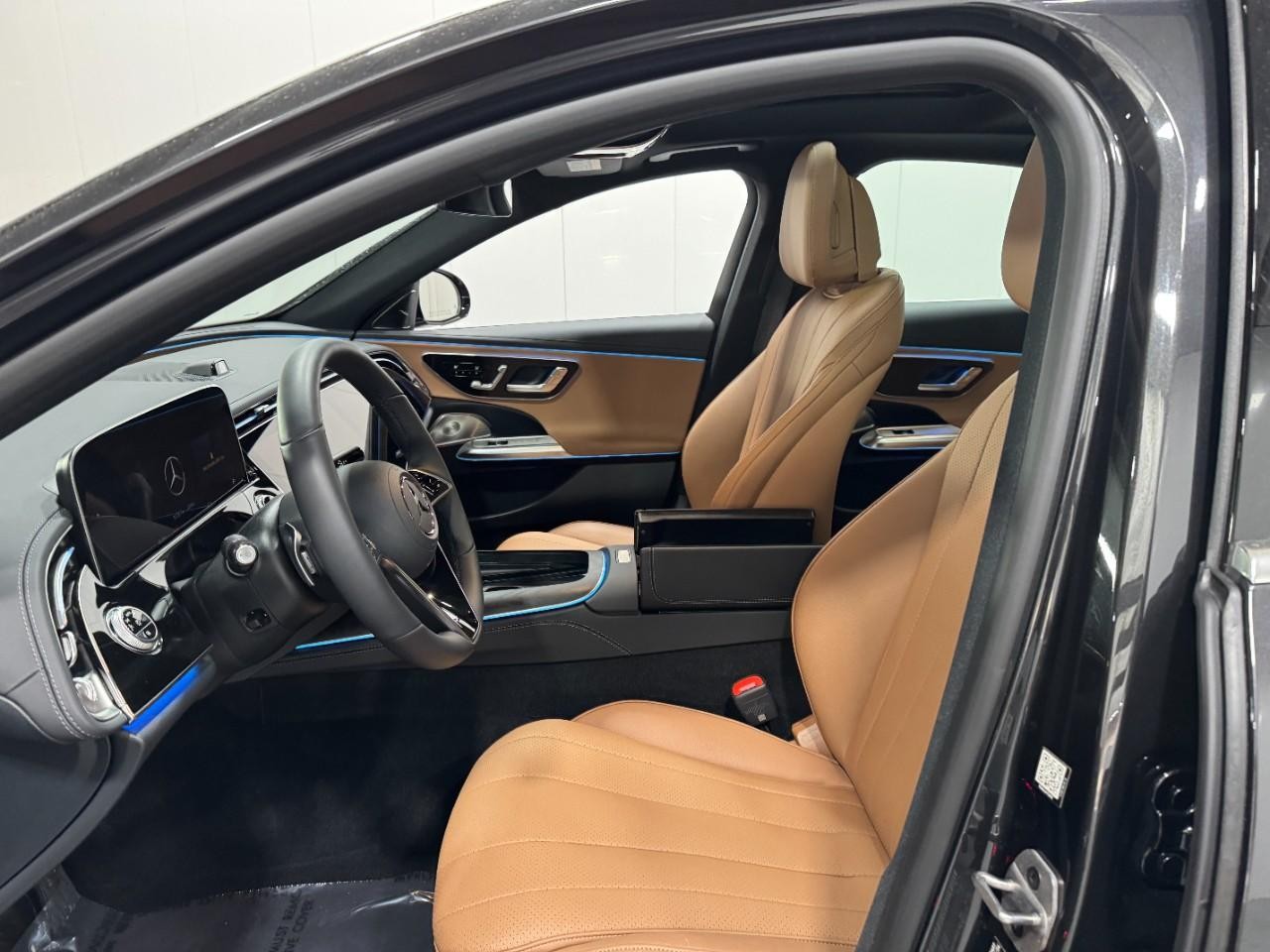 Mercedes-Benz E-Class Vehicle Full-screen Gallery Image 27