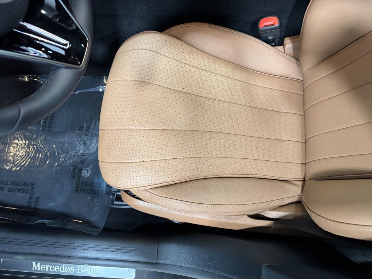 Mercedes-Benz E-Class Vehicle Full-screen Gallery Image 28