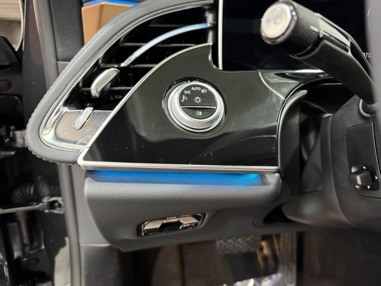 Mercedes-Benz E-Class Vehicle Full-screen Gallery Image 29