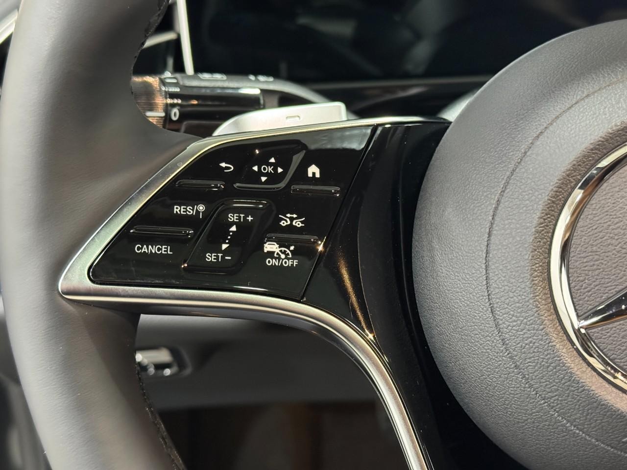 Mercedes-Benz E-Class Vehicle Full-screen Gallery Image 30