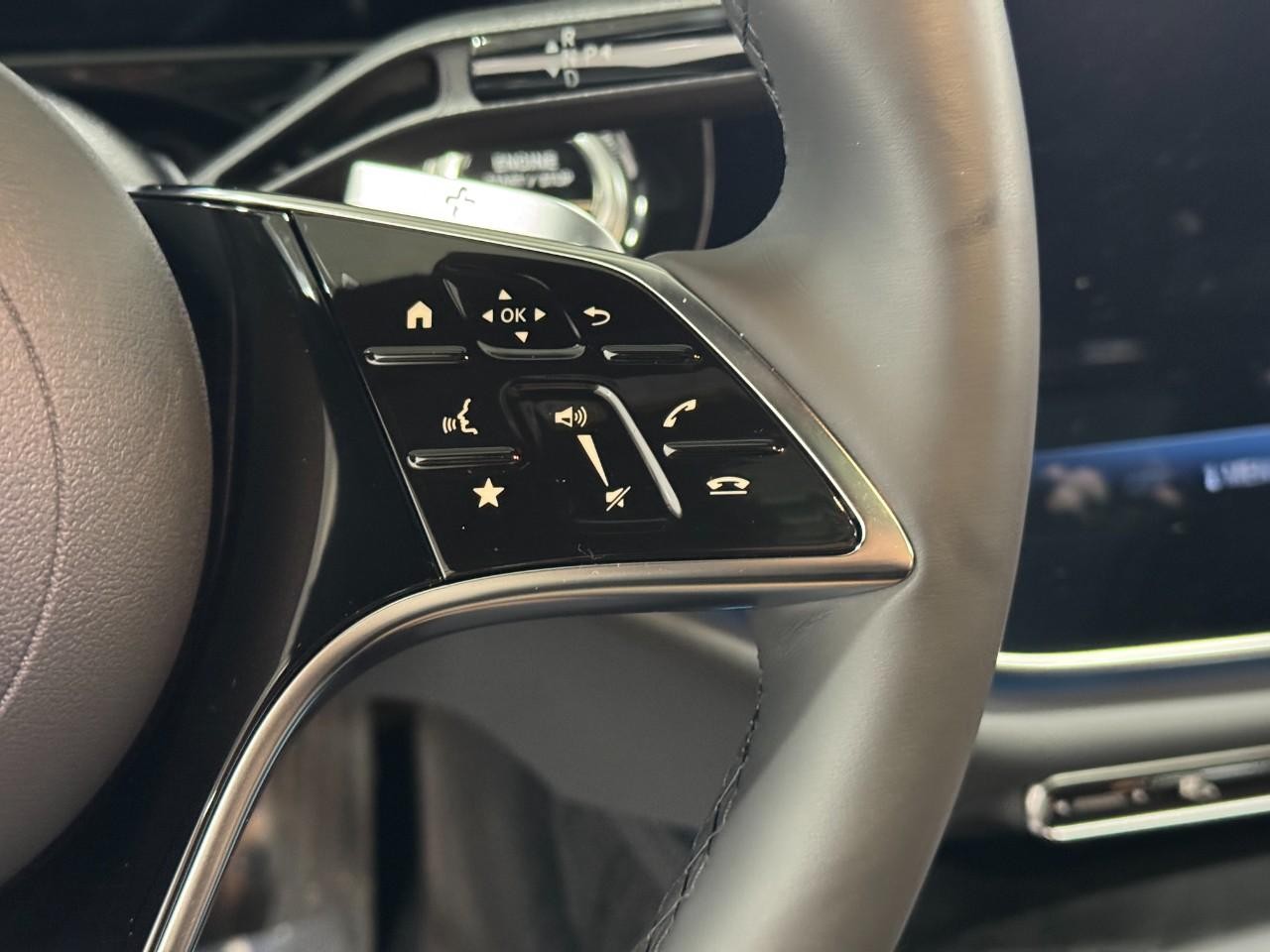 Mercedes-Benz E-Class Vehicle Full-screen Gallery Image 31