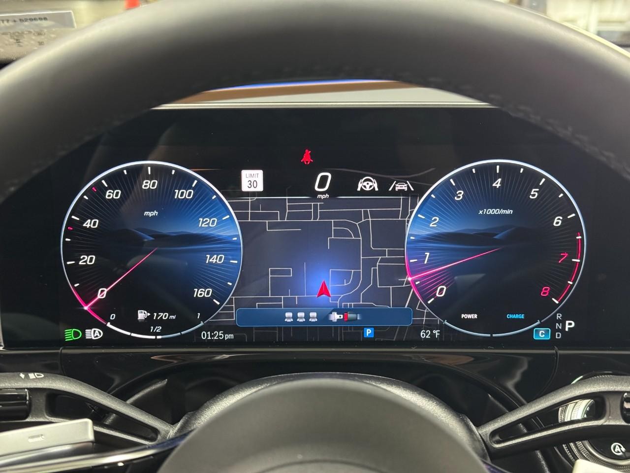 Mercedes-Benz E-Class Vehicle Full-screen Gallery Image 32