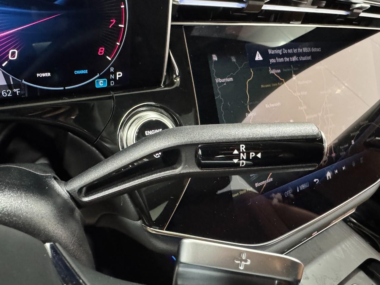 Mercedes-Benz E-Class Vehicle Full-screen Gallery Image 33