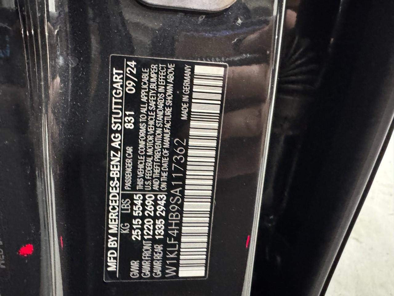 Mercedes-Benz E-Class Vehicle Full-screen Gallery Image 35