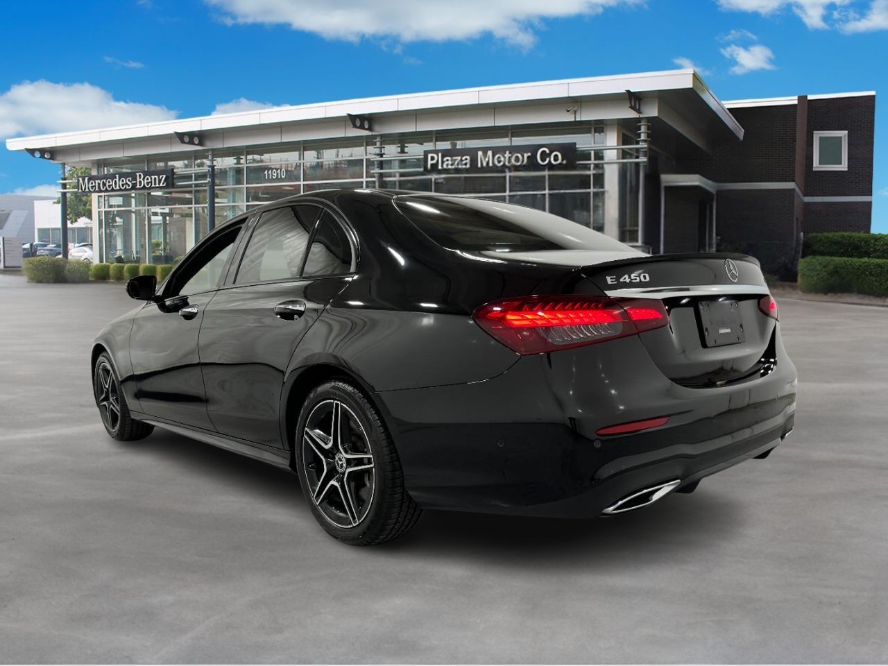 Mercedes-Benz E-Class Vehicle Full-screen Gallery Image 3