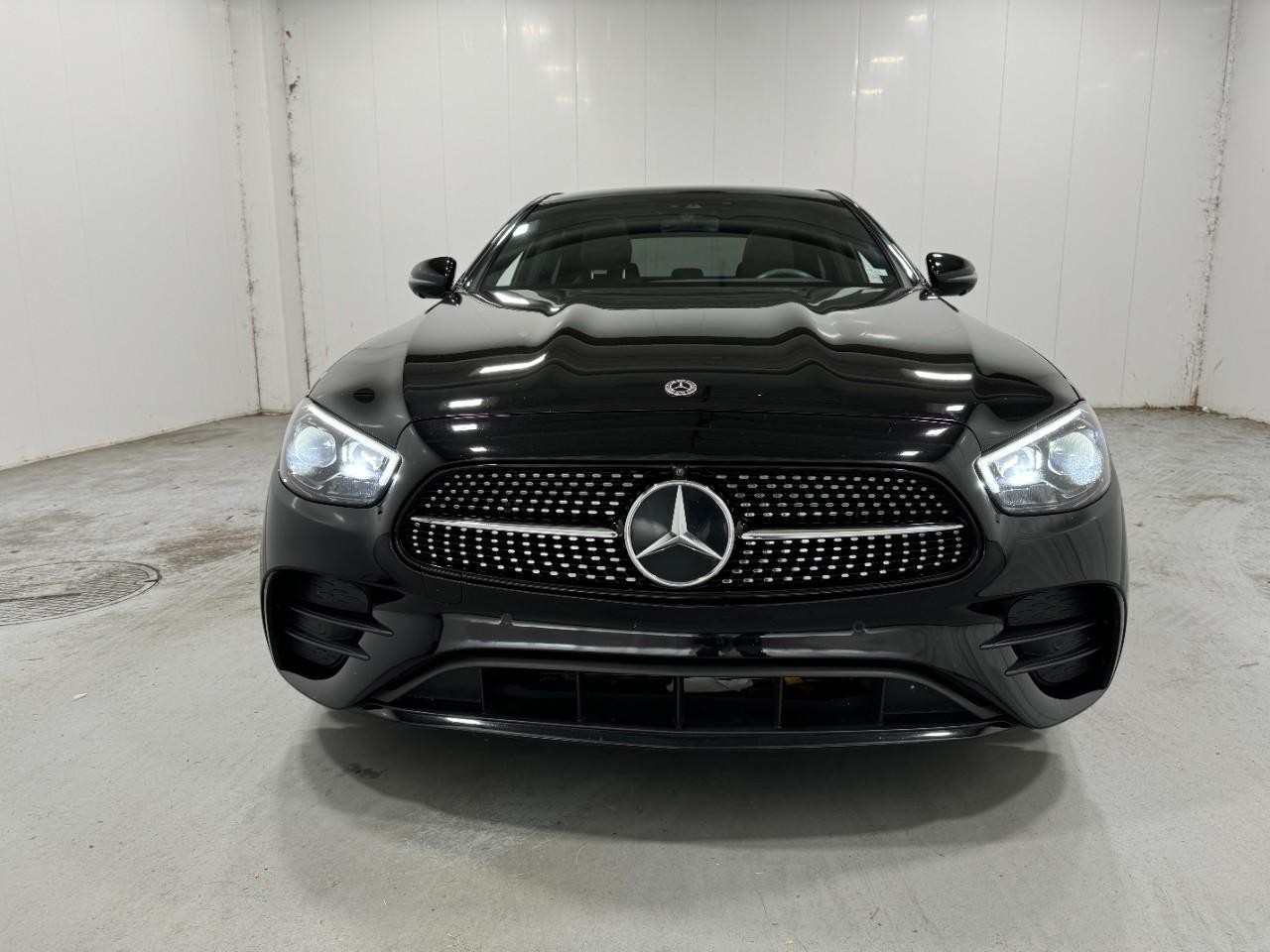 Mercedes-Benz E-Class Vehicle Full-screen Gallery Image 9